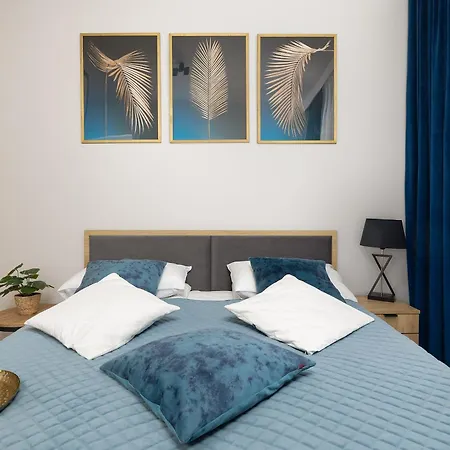 Coast With Large, Furnished Balcony In By Renters Appartamento