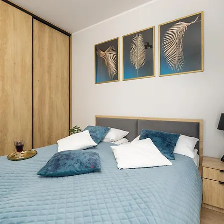 Coast With Large, Furnished Balcony In By Renters