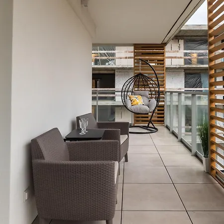 Appartamento Coast With Large, Furnished Balcony In By Renters
