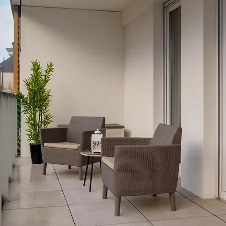 Coast With Large, Furnished Balcony In By Renters
