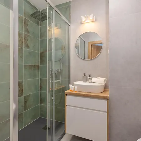 Appartamento Coast With Large, Furnished Balcony In By Renters *
