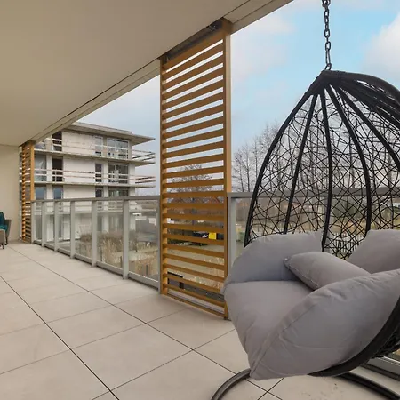 Appartamento Coast With Large, Furnished Balcony In By Renters *